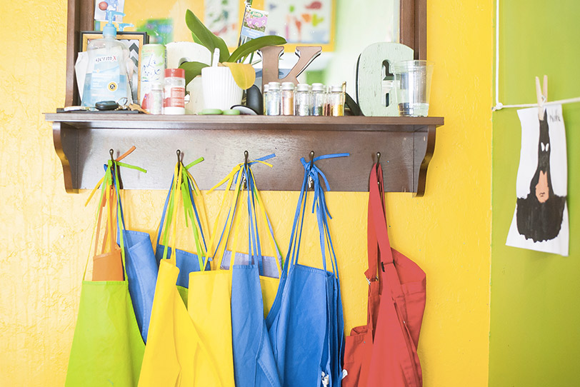 Activité en crèche à l'intérieur : peinture